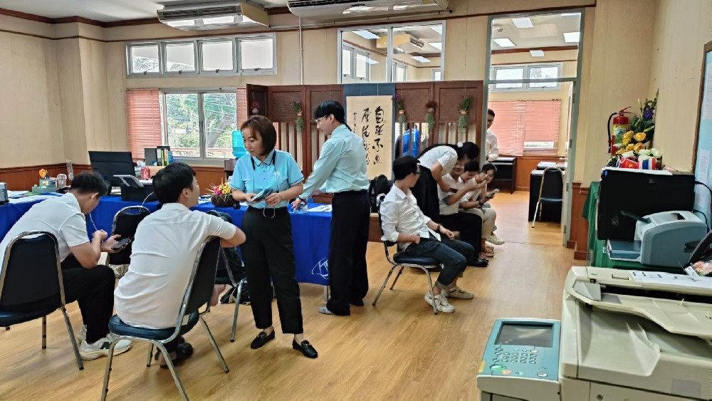 泰国南邦国际科技学院首批国际新生银行卡办理顺利开展